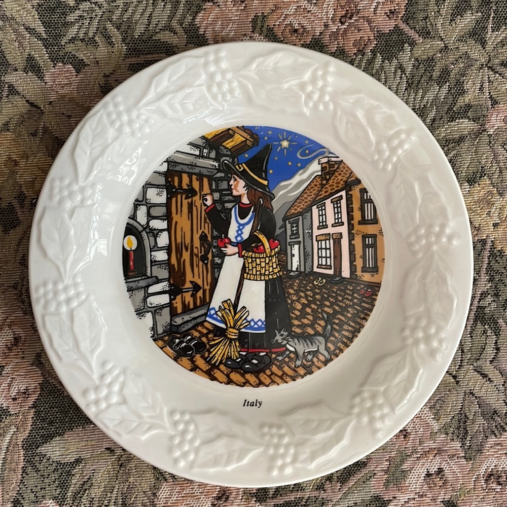 Holiday traditions of the World Collection Italy plate.